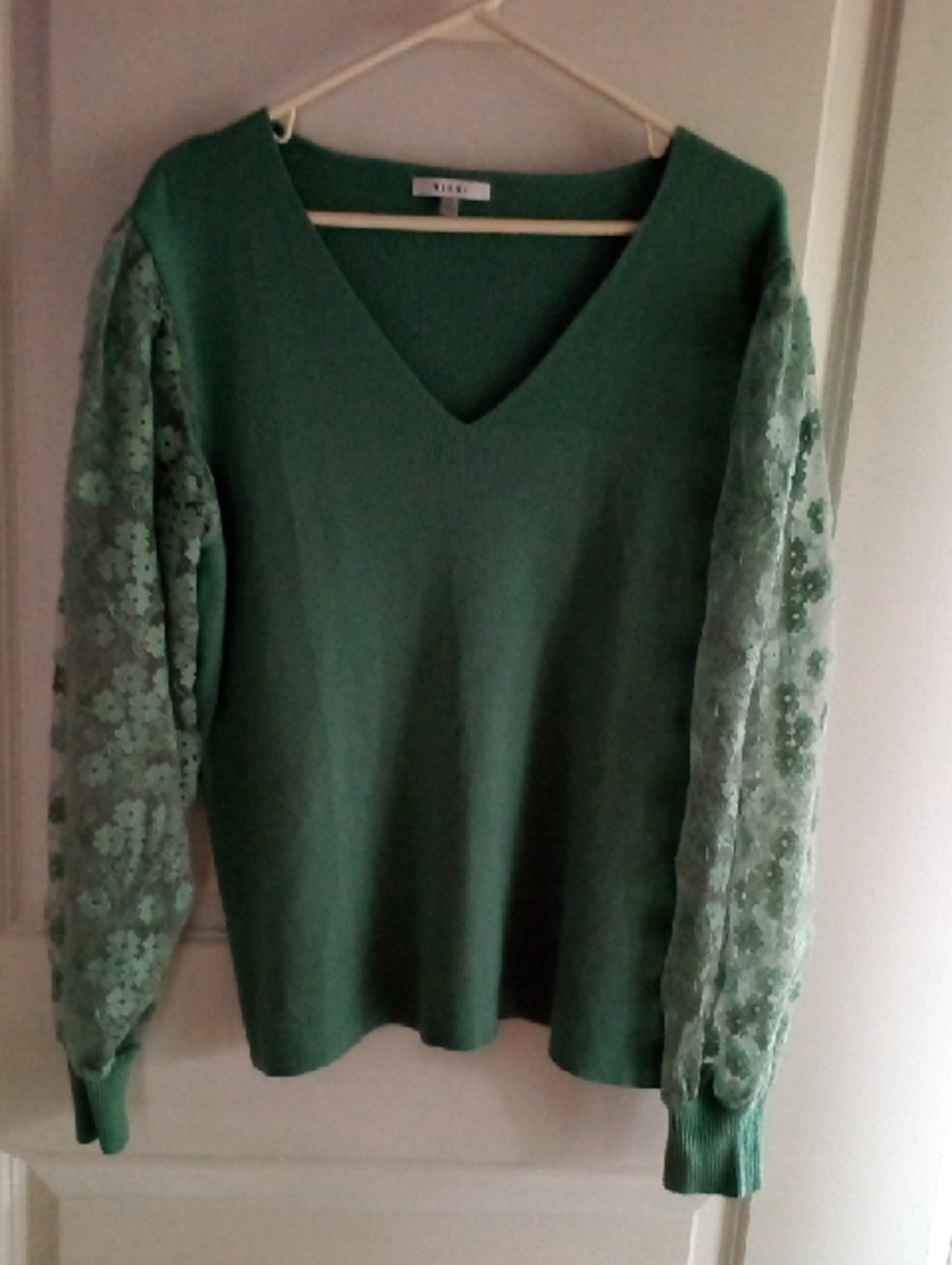 Sioni Green V-Neck Sweater with Floral Lace Sleeves